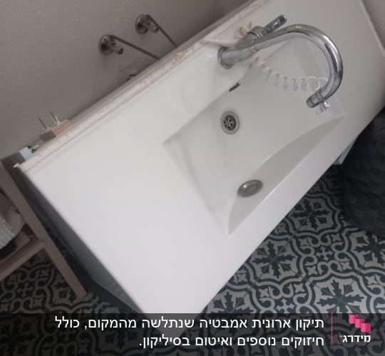 כיור מונח על הרצפה עם ברז מחובר